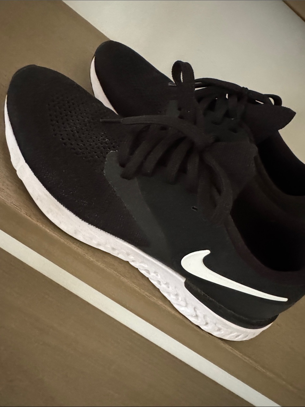 Nike Women’s Epic React Flyknit 2 Black and White with Swoosh - Picture 4 of 7